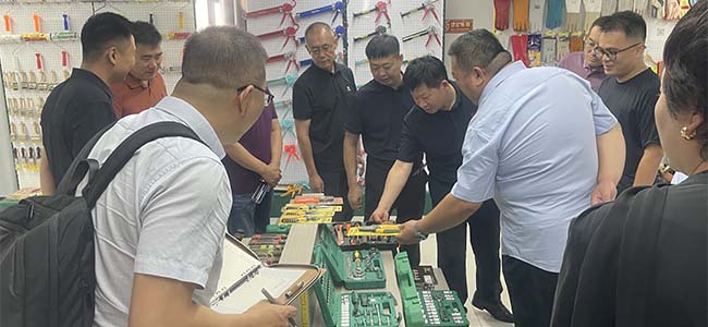 新疆喀什地区泽普县党政考察团赴临沂五金城开展参观考察活动