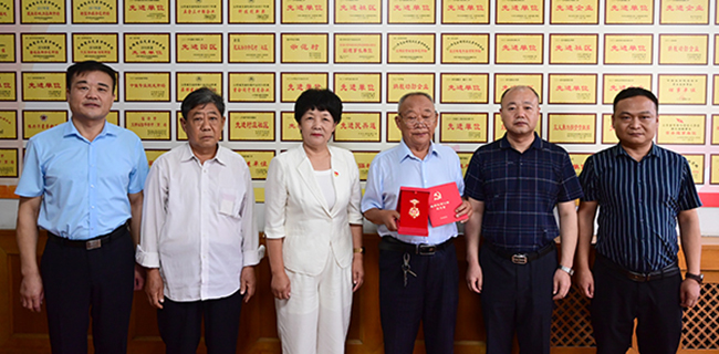 七一”前夕走访慰问困难老党员和颁发“在党50周年”纪念章