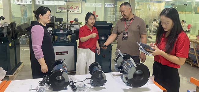 外蒙客商来临沂五金城选品采购